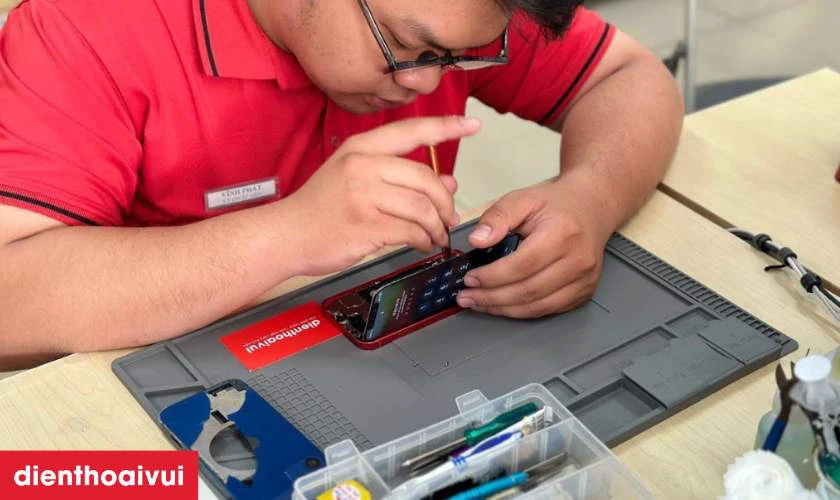 Quy tr&igrave;nh sửa chữa minh bạch, c&oacute; thể theo d&otilde;i trực tiếp, kh&ocirc;ng tr&aacute;o linh kiện
