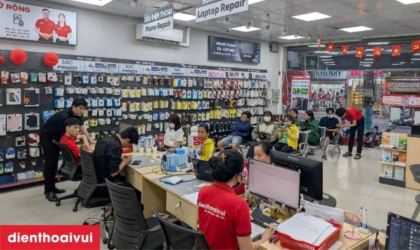 Khách hàng kiểm tra máy trực tiếp tại quầy