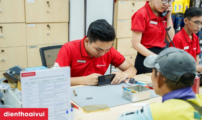 Minh bạch trong qu&aacute; tr&igrave;nh sửa chữa, kh&aacute;ch h&agrave;ng c&oacute; thể quan s&aacute;t trực tiếp