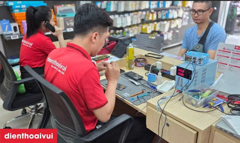 Kỹ thuật viên tháo màn hình cũ và thay màn hình mới