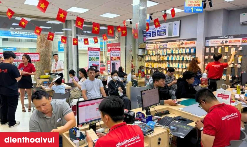 Cửa h&agrave;ng thay m&agrave;n h&igrave;nh Oppo Reno 13F ở đ&acirc;u uy t&iacute;n?