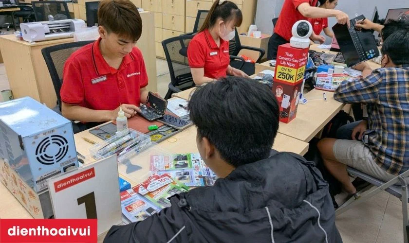Kỹ thuật viên tiến hành gỡ bỏ màn cũ và thay thế bằng màn mới
