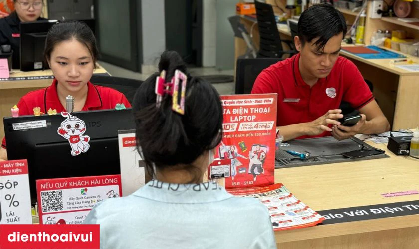 Sau khi hoàn tất thay màn hình, kỹ thuật viên kiểm tra lại toàn bộ chức năng của máy
