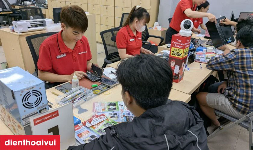 Nh&acirc;n vi&ecirc;n b&agrave;n giao Oppo Reno 6 Lite để kh&aacute;ch h&agrave;ng kiểm tra lại m&agrave;n h&igrave;nh mới