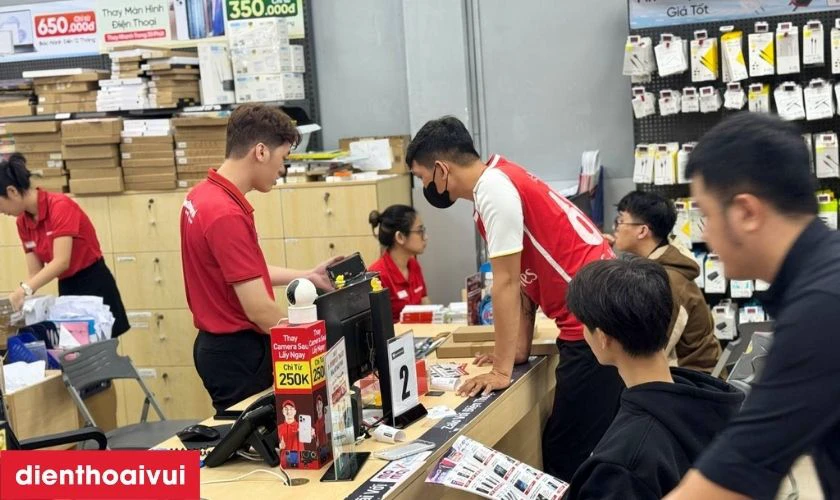 Kỹ thuật viên kiểm tra kỹ lưỡng để xác định tình trạng máy