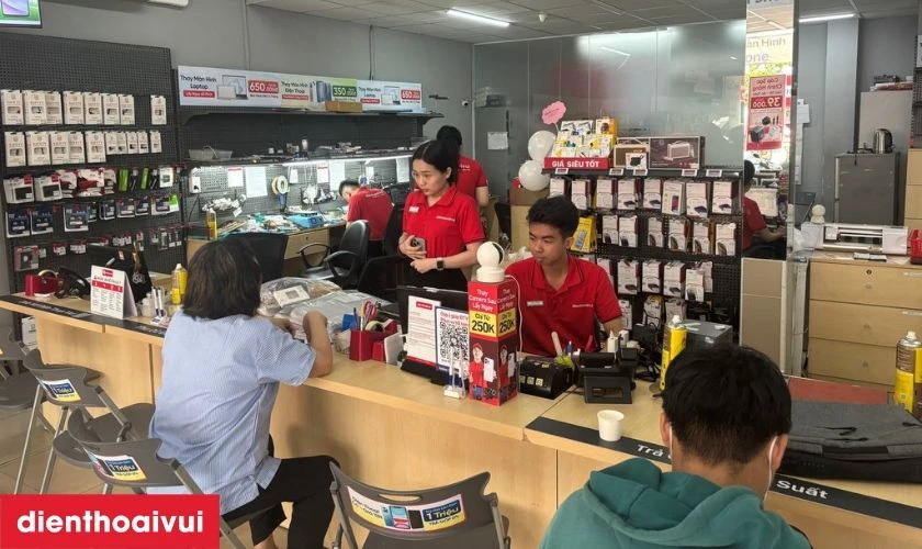 Nhân viên gửi máy lại cho khách kiểm tra và thanh toán sau cùng