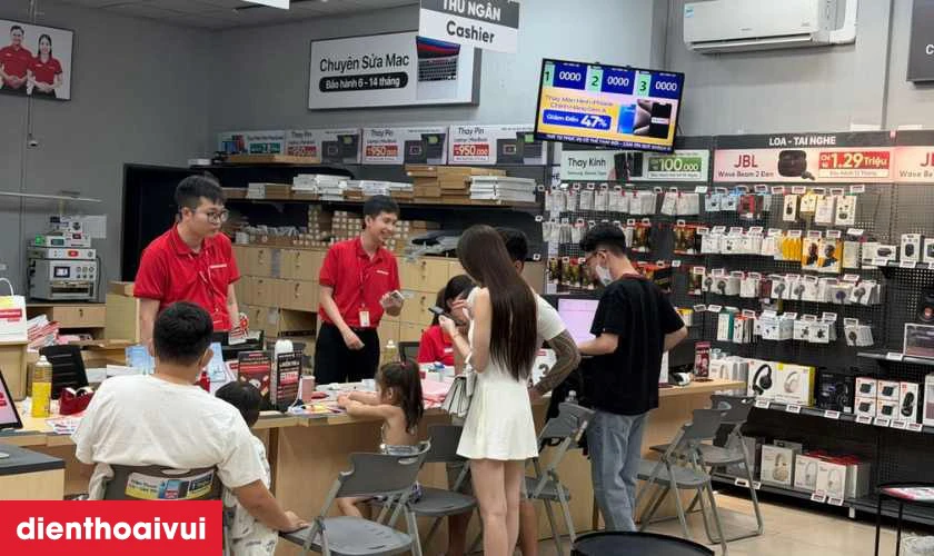 Quy tr&igrave;nh thay m&agrave;n h&igrave;nh Realme 10 minh bạch lấy liền tại Điện Thoại Vui