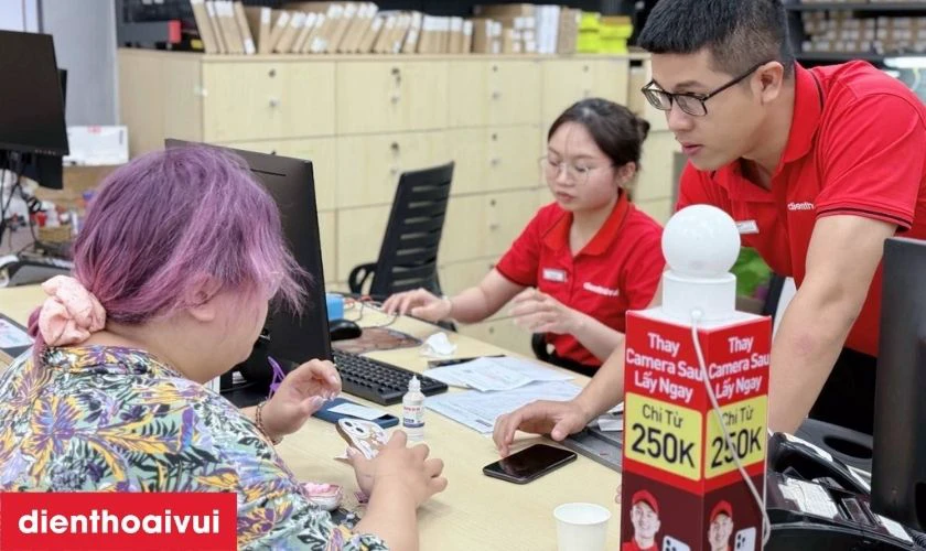 Kỹ thuật viên tiến hành đánh giá tổng thể thiết bị, đặc biệt là phần màn hình