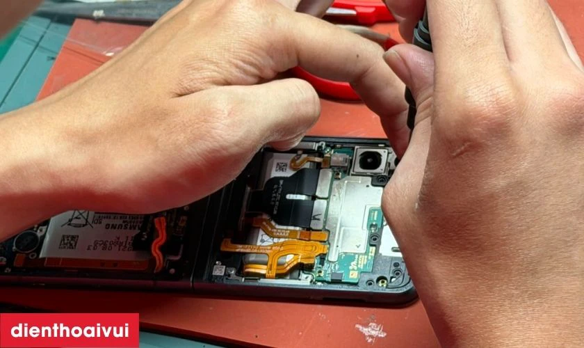Quy trình thay màn hình Realme 8 nhanh chóng tại Điện Thoại Vui