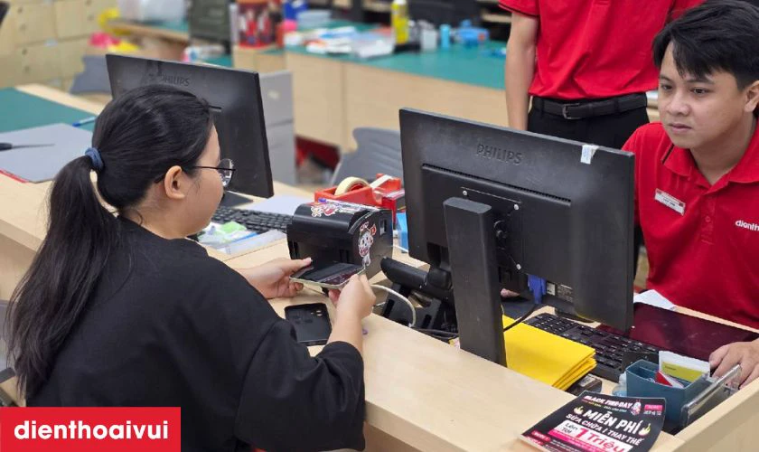 Thay m&agrave;n h&igrave;nh Realme 8 (4G) ch&iacute;nh h&atilde;ng GENA loại Pro tại Điện Thoại Vui