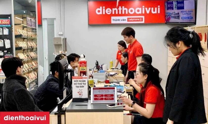 Khách hàng kiểm tra thiết bị lần cuối
