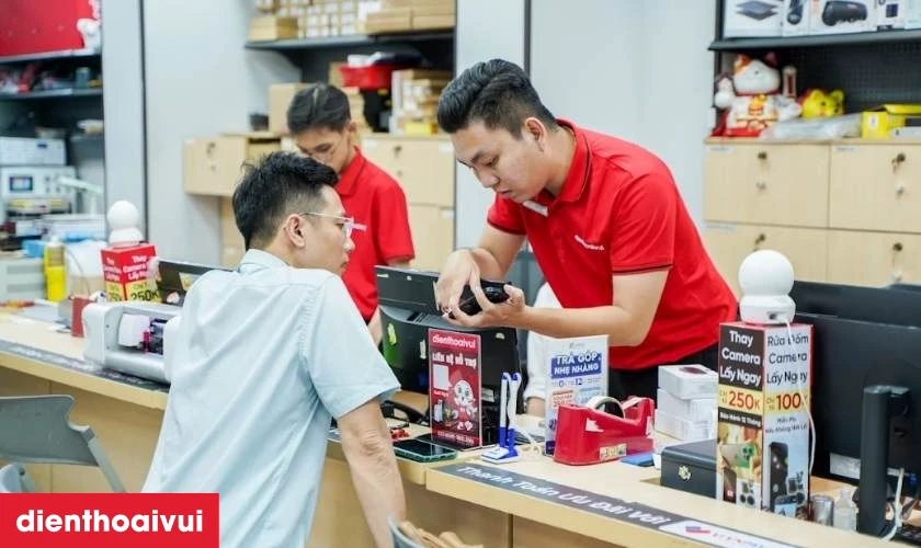 Quy tr&igrave;nh thay m&agrave;n h&igrave;nh Realme C65 nhanh ch&oacute;ng, minh bạch tại Điện Thoại Vui