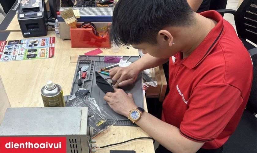 Khách đồng ý với giá trên, kỹ thuật viên sẽ thực hiện tháo máy và bắt đầu thay màn hình