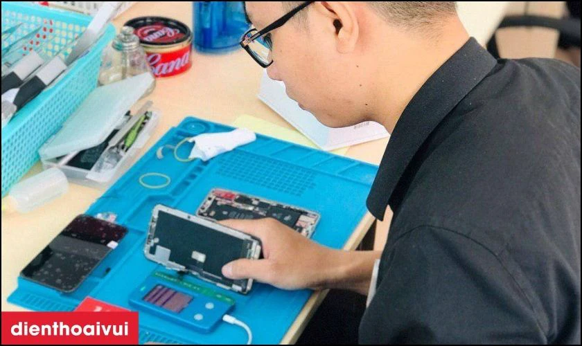 Nhân viên thay linh kiện cẩn thận
