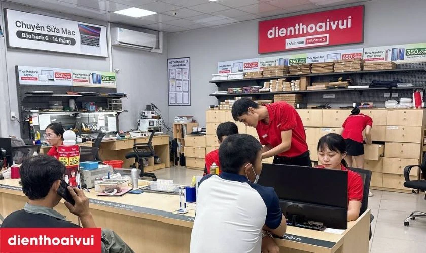 Sau khi khách đồng ý phương án, kỹ thuật viên tiến hành thay thế