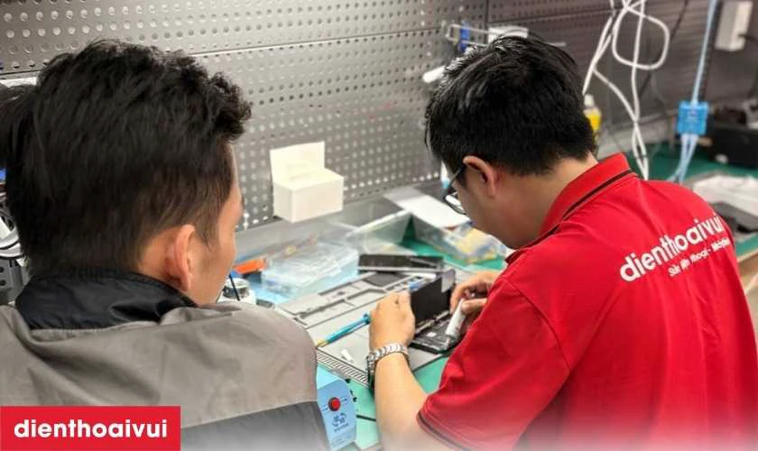 Điện thoại được vệ sinh sạch sẽ trước khi bàn giao cho khách hàng