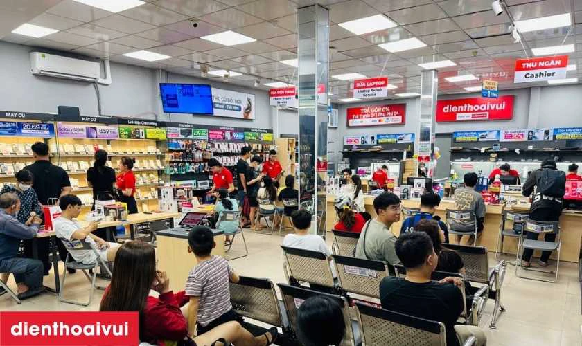 Dịch vụ thay màn lấy liền, bảo hành tốt tại Điện Thoại Vui