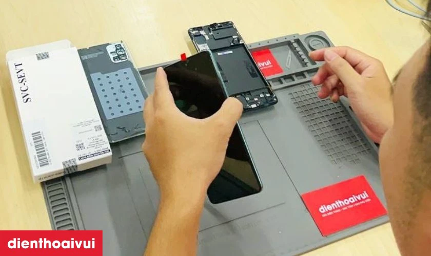 Quy trình thay màn hình Samsung Galaxy A8 2018 loại A+chuyên nghiệp lấy liền tại Điện Thoại Vui