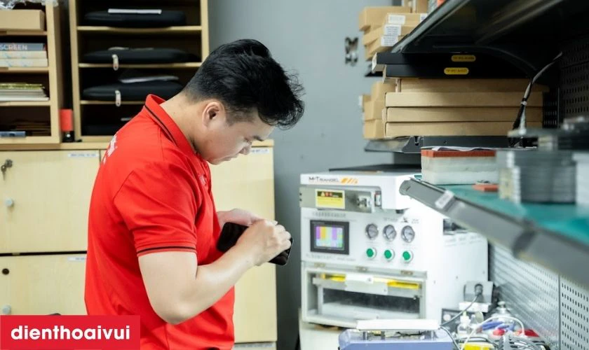 Khách nhận máy cùng phiếu bảo hành rõ ràng