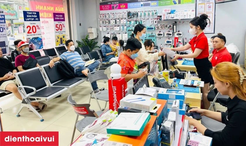 Khách hàng nhận máy, kiểm tra và thanh toán