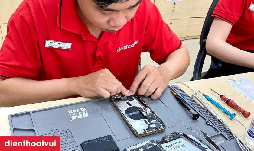 Chuyên viên tiến hành thay màn