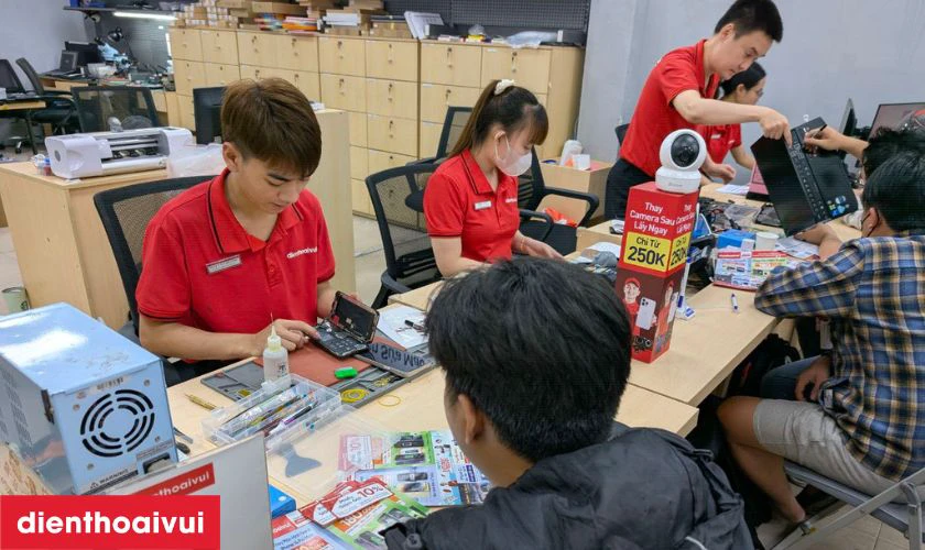 Kỹ thuật viên tháo máy cẩn thận