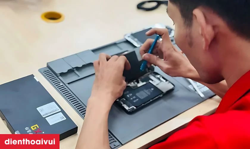Kỹ thuật viên tháo máy, thay màn hình mới với linh kiện chính hãng