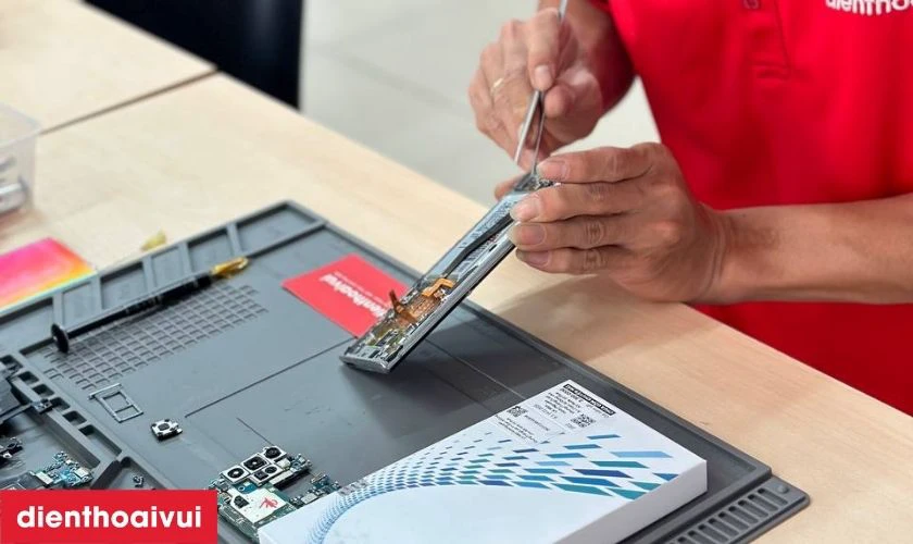 Tiến hành thay thế màn hình bằng linh kiện GENA loại A+