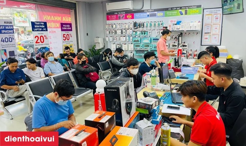 Nhân viên giao máy cho khách hàng kiểm tra thiết bị tại chỗ