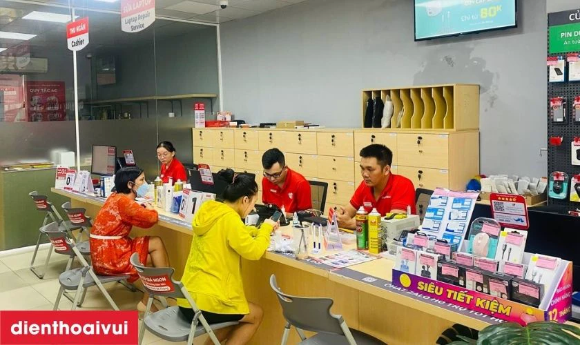 Kỹ thuật viên kiểm tra toàn diện thiết bị, đánh giá tình trạng hư hỏng