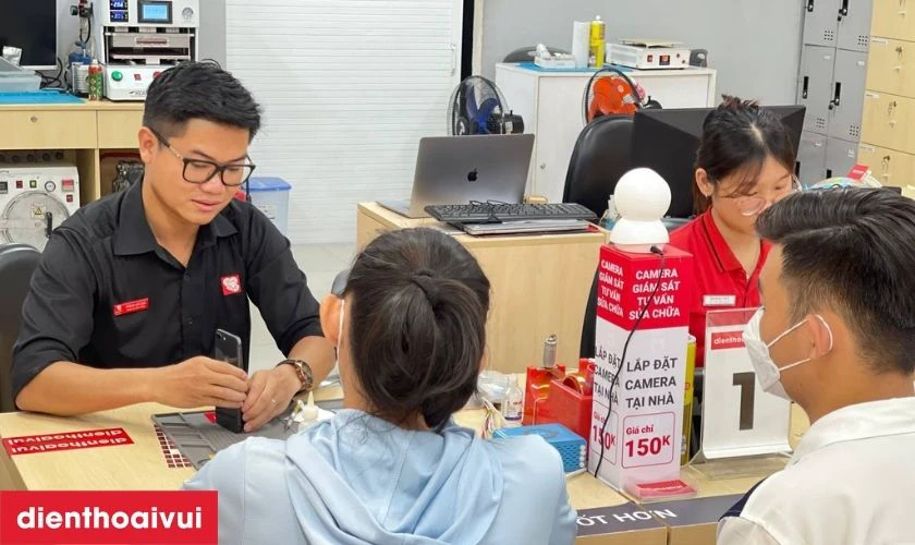Cuối cùng, điện thoại được giao lại cho khách kiểm tra lần cuối