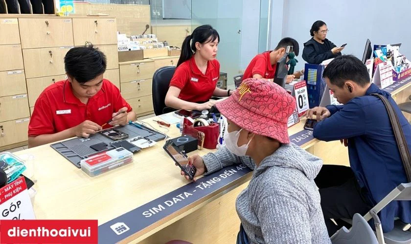Kỹ thuật viên kiểm tra chi tiết để xác định nguyên nhân lỗi