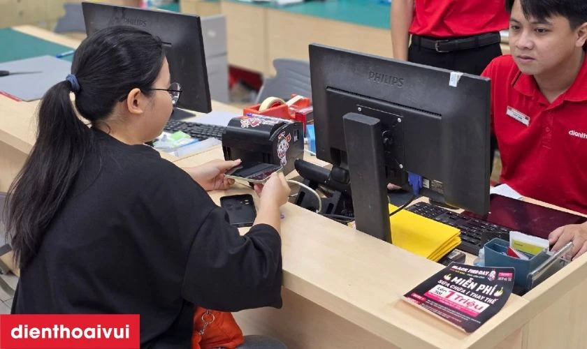 Quy tr&igrave;nh thay m&agrave;n h&igrave;nh Samsung S25 Edge chuy&ecirc;n nghiệp tại Điện Thoại Vui