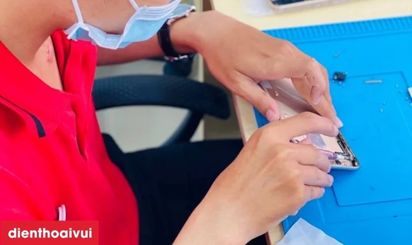 Quy tr&igrave;nh thay m&agrave;n h&igrave;nh Samsung Galaxy S25 FE tại Điện Thoại Vui