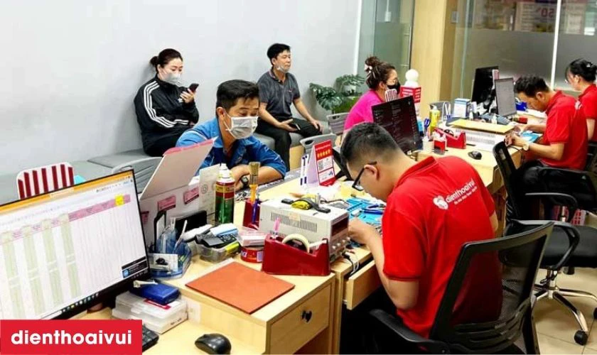 Kỹ thuật viên tiến hành kiểm tra tình trạng hư hỏng và báo giá sửa