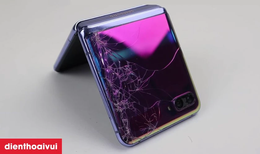 C&aacute;c dấu hiệu bạn cần thay m&agrave;n h&igrave;nh Samsung Galaxy Z Flip 7 mới
