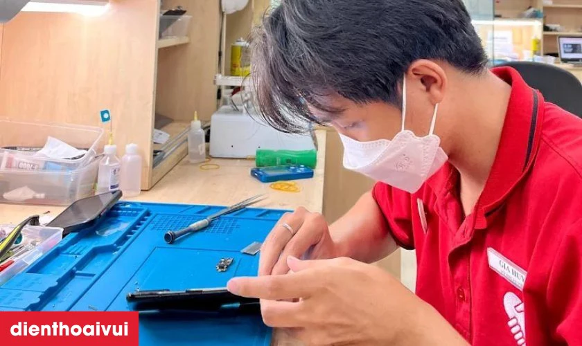 Quy tr&igrave;nh thay m&agrave;n h&igrave;nh Samsung Galaxy Z Flip 7 chuy&ecirc;n nghiệp lấy liền tại Điện Thoại Vui