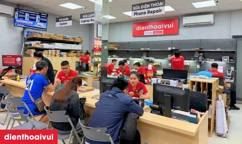 Quy tr&igrave;nh thay m&agrave;n h&igrave;nh Samsung Galaxy Z Flip 7 FE chuy&ecirc;n nghiệp lấy liền tại Điện Thoại Vui