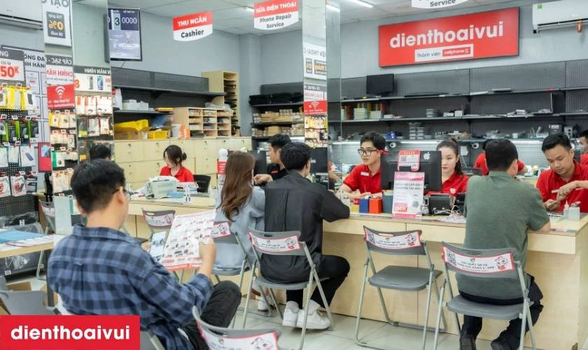 Nhân viên sẽ trả lại máy cho khách hàng, tư vấn cách bảo quản