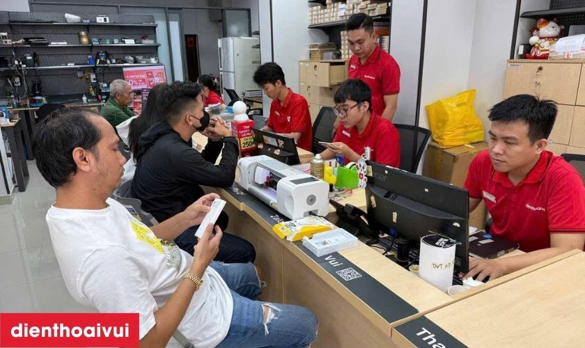Quy trình thay màn chuyên nghiệp lấy liền tại Điện Thoại Vui