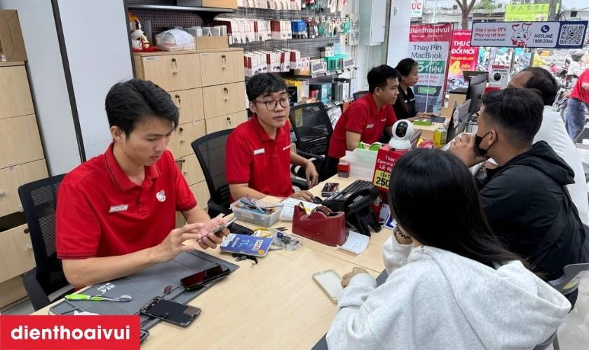 Quy trình thay màn hình chuyên nghiệp lấy liền tại Điện Thoại Vui