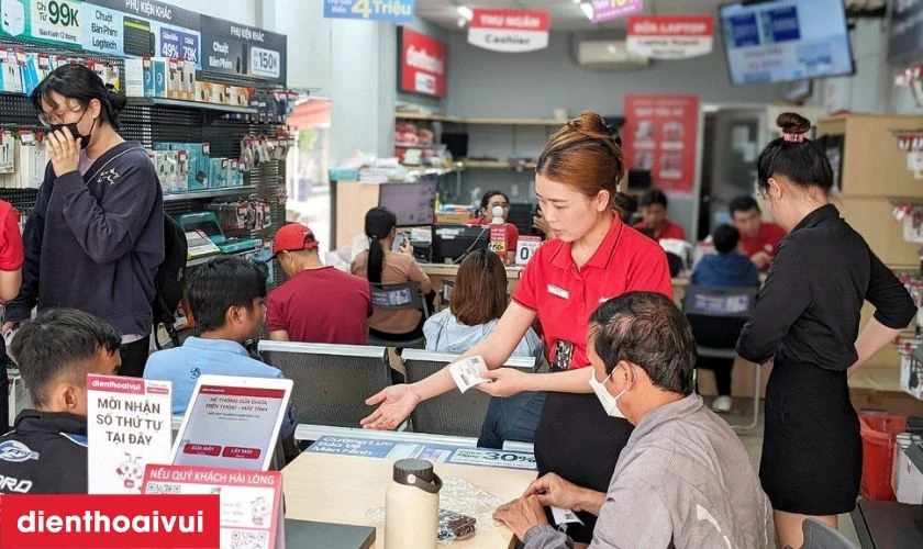 Quy trình thay màn chuyên nghiệp lấy liền tại Điện Thoại Vui