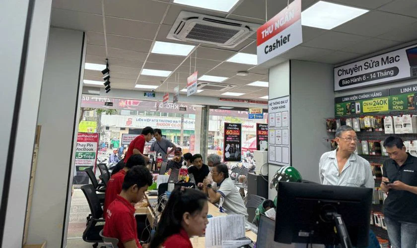 Khách hàng nhận lại máy, kiểm tra hoạt động, nhận thông tin bảo hành