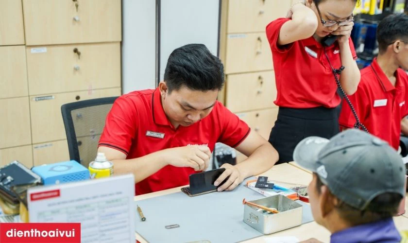 gi&aacute; thay m&agrave;n h&igrave;nh s21 plus