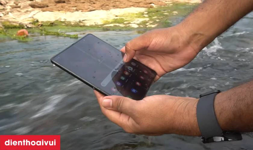 Samsung Z Fold 3 5G nhiễm ẩm do dính nước