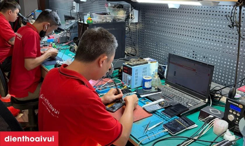 Quy tr&igrave;nh thay m&agrave;n h&igrave;nh Tecno Pova 7 5G nhanh ch&oacute;ng, chuy&ecirc;n nghiệp tại Điện Thoại Vui