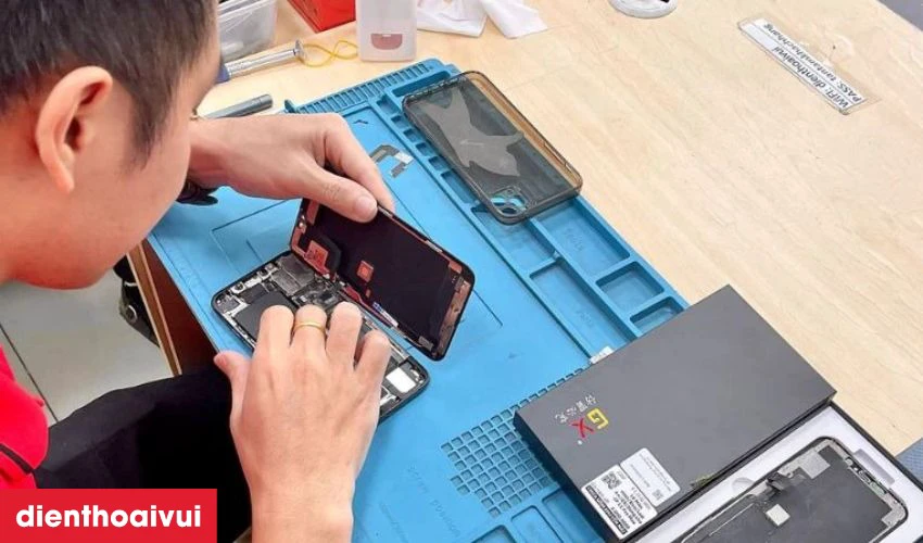 Kỹ thuật viên thay màn hình Vivo iQOO 11 Pro mới tại cửa hàng