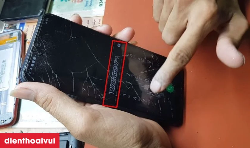 Màn hình cảm ứng bị lỗi, loạn cần được thay mới để khắc phục triệt để