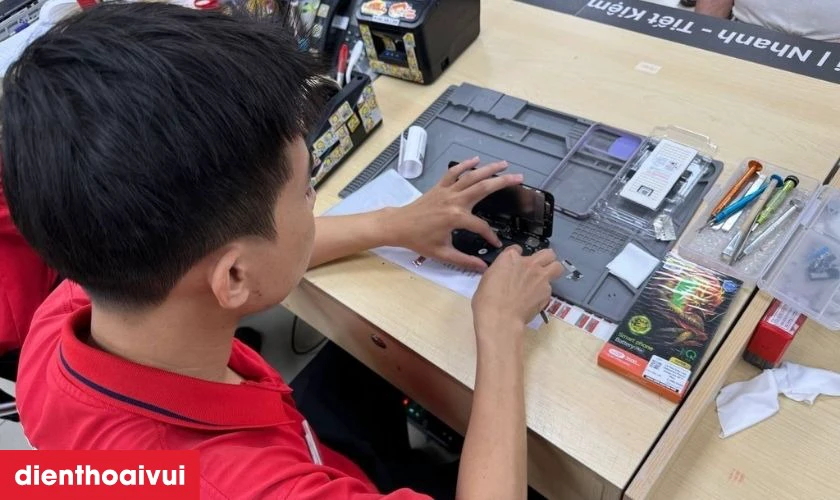Quy trình thay màn hình Vivo iQOO Z7i chuyên nghiệp, minh bạch