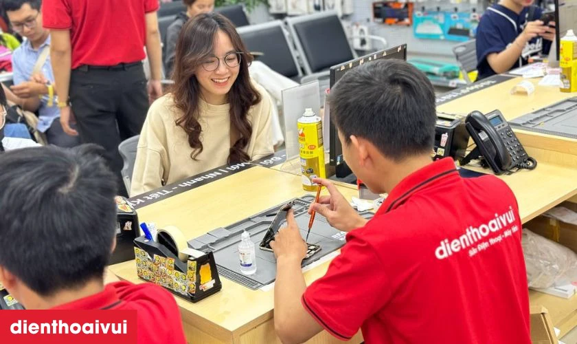 Khách hàng có thể quan sát trực tiếp quá trình thay màn hình Vivo T2